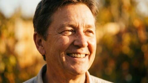 scopri perché la scienza conferma che a 60 anni inizia finalmente il picco di felicità, un momento di gioia e realizzazione nella vita.