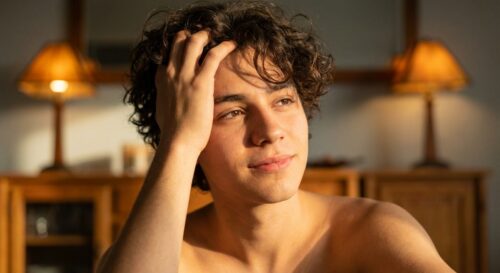 scopri il significato psicologico di toccarsi i capelli durante una conversazione e cosa rivela questo gesto sul nostro stato d'animo e sulle emozioni nascoste.