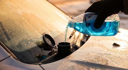 scopri perché gli automobilisti francesi sono consigliati di mettere del detersivo per piatti nelle loro auto durante l'inverno per prevenire problemi e mantenere la sicurezza su strada.